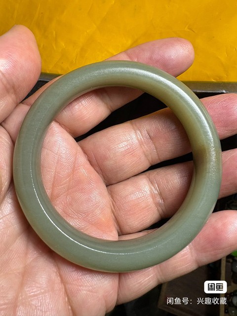 古玩玉器清代新疆和田玉雕“素紋手鐲”拍賣，當前價格2888元
