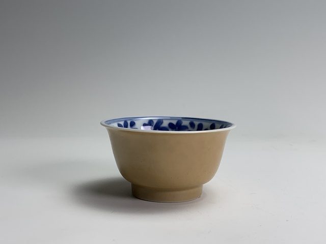 古玩陶瓷清康熙·外米黃釉內青花花卉紋杯碟拍賣,當前價格410元