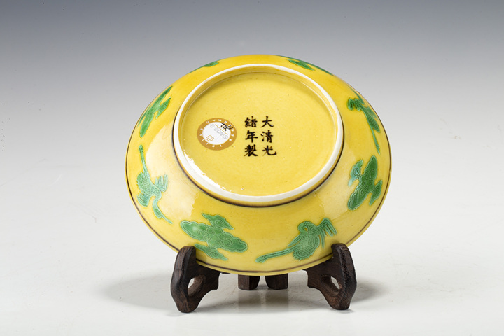 古玩陶瓷清光緒·黃地素三彩龍紋盤（官）拍賣，當(dāng)前價格8888元