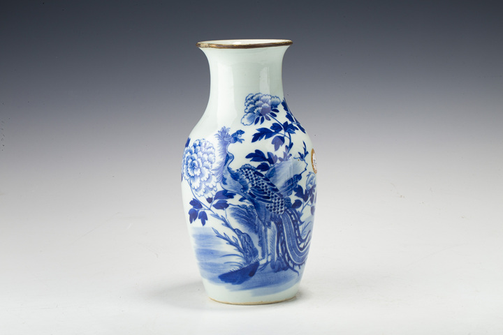 古玩陶瓷清中·青花鳳凰牡丹紋瓶拍賣,當(dāng)前價(jià)格168元