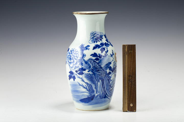 古玩陶瓷清中·青花鳳凰牡丹紋瓶拍賣,當(dāng)前價(jià)格168元