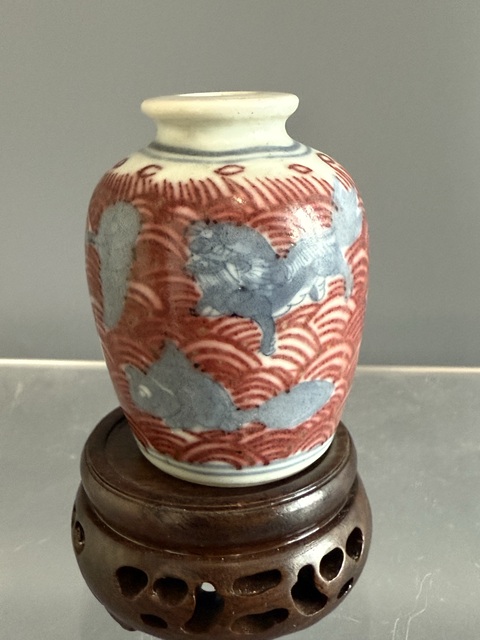 古玩陶瓷清晚期青花釉里紅海八怪紋鼻煙壺真品鑒賞圖