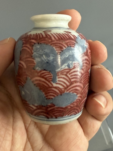 古玩陶瓷清晚期青花釉里紅海八怪紋鼻煙壺真品鑒賞圖