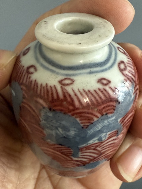 古玩陶瓷清晚期青花釉里紅海八怪紋鼻煙壺真品鑒賞圖