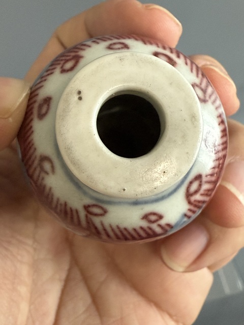 古玩陶瓷清晚期青花釉里紅海八怪紋鼻煙壺真品鑒賞圖