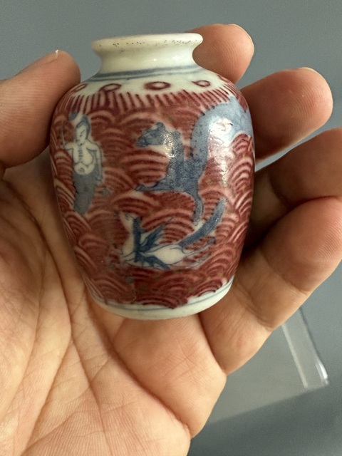 古玩陶瓷清晚期青花釉里紅海八怪紋鼻煙壺真品鑒賞圖