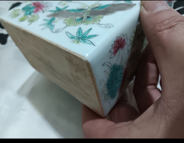 古玩陶瓷花蝶紋茶葉罐真品鑒賞圖