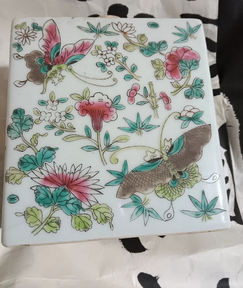 古玩陶瓷花蝶紋茶葉罐真品鑒賞圖