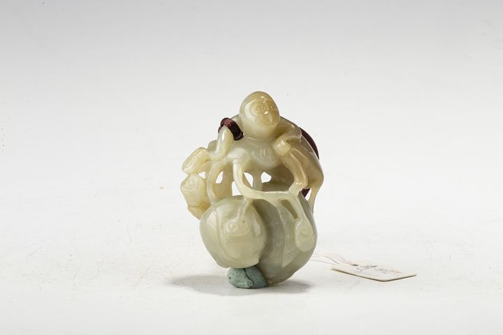 古玩玉器創(chuàng)匯·青白玉猴子摘桃把件
真品鑒賞圖