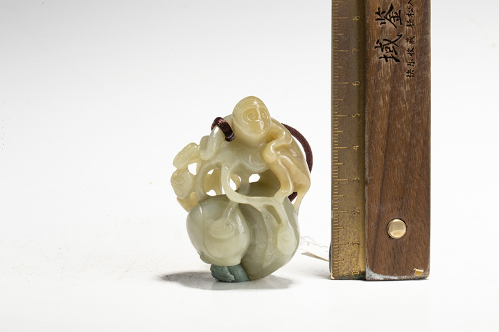古玩玉器創(chuàng)匯·青白玉猴子摘桃把件
真品鑒賞圖
