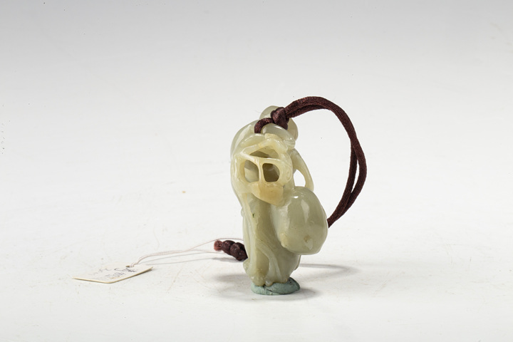 古玩玉器創(chuàng)匯·青白玉猴子摘桃把件
真品鑒賞圖