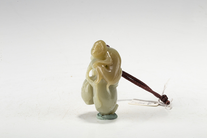 古玩玉器創(chuàng)匯·青白玉猴子摘桃把件
真品鑒賞圖