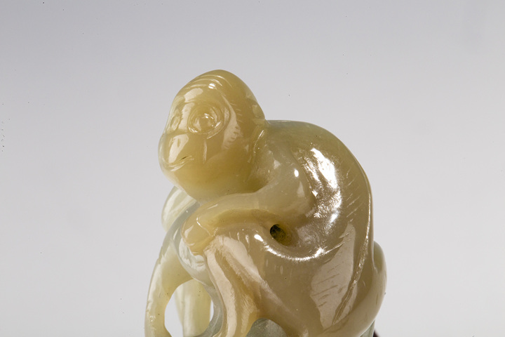 古玩玉器創(chuàng)匯·青白玉猴子摘桃把件
真品鑒賞圖