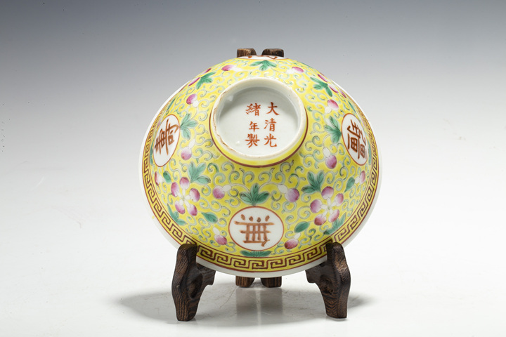 古玩陶瓷民國·黃地粉彩萬壽無疆紋碗
真品鑒賞圖