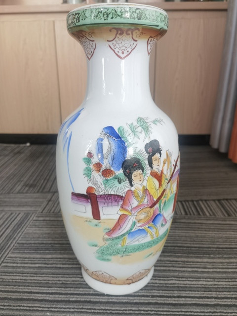 古玩陶瓷仕女紋盤口瓶真品鑒賞圖