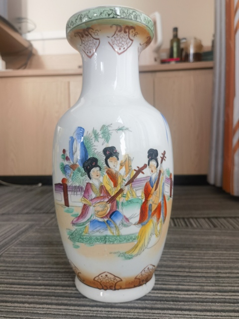 古玩陶瓷仕女紋盤口瓶真品鑒賞圖
