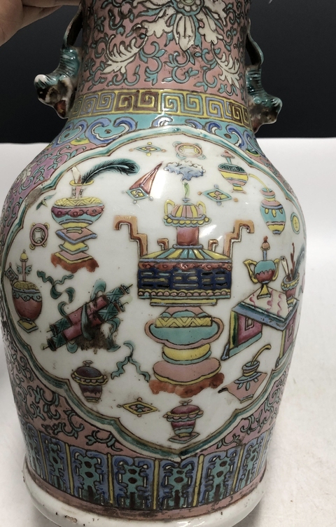 古玩陶瓷清晚·粉彩開窗博古紋獅耳瓶拍賣，當前價格3999元