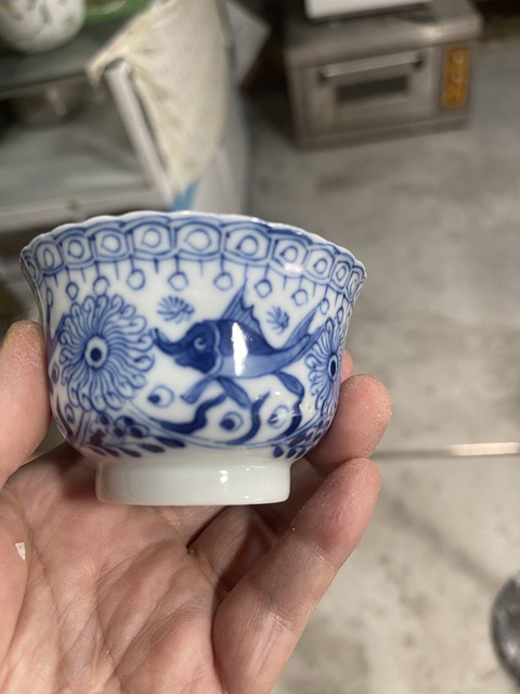 古玩陶瓷魚藻紋青花杯真品鑒賞圖