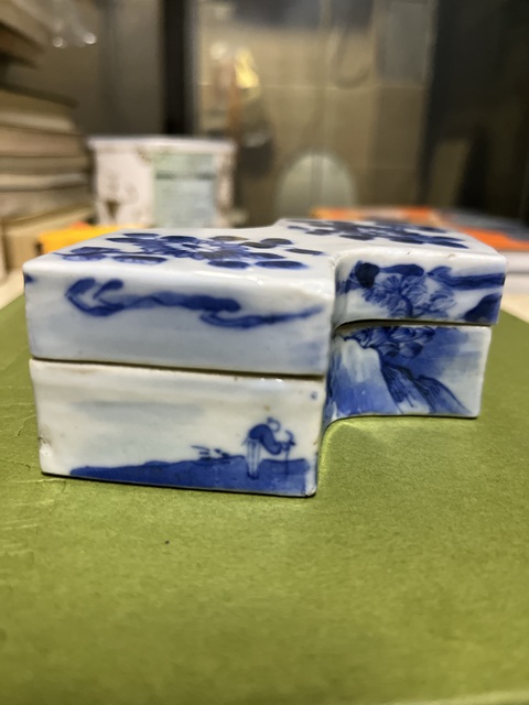 古玩陶瓷清晚·青花山水花卉方勝式蓋盒拍賣，當前價格9889元