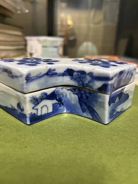 古玩陶瓷清晚·青花山水花卉方勝式蓋盒拍賣，當前價格9889元