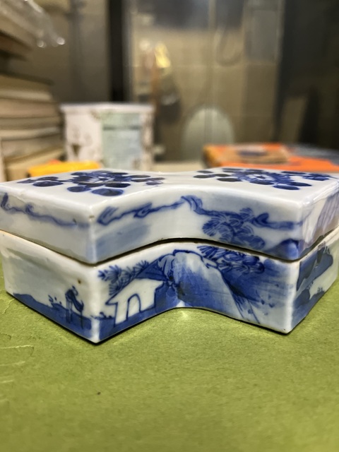 古玩陶瓷清晚·青花山水花卉方勝式蓋盒拍賣，當前價格9889元