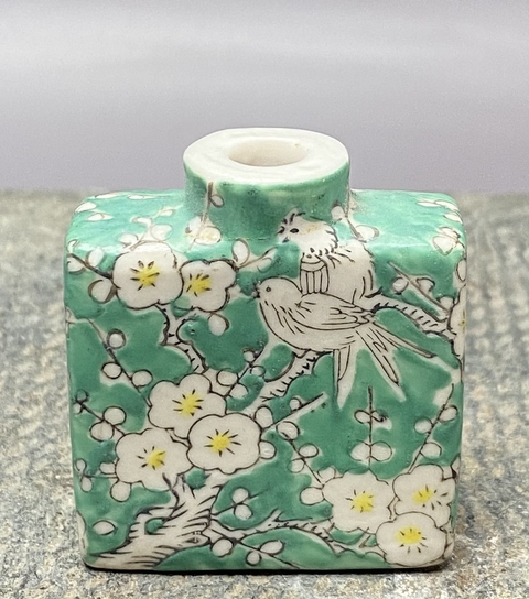 古玩陶瓷粉彩花鳥紋鼻煙壺真品鑒賞圖