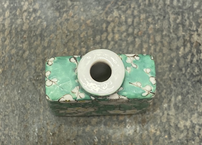 古玩陶瓷粉彩花鳥紋鼻煙壺真品鑒賞圖