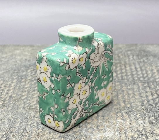 古玩陶瓷粉彩花鳥紋鼻煙壺真品鑒賞圖