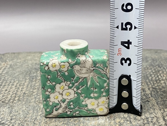 古玩陶瓷粉彩花鳥紋鼻煙壺真品鑒賞圖