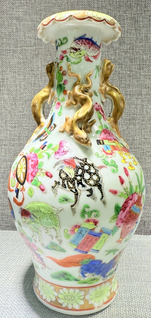 古玩陶瓷豆青釉廣彩瑞獸紋花口瓶真品鑒賞圖