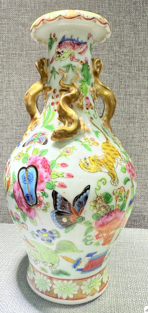 古玩陶瓷豆青釉廣彩瑞獸紋花口瓶真品鑒賞圖