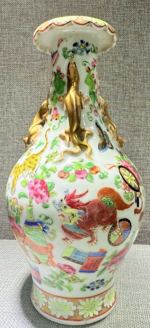 古玩陶瓷豆青釉廣彩瑞獸紋花口瓶真品鑒賞圖