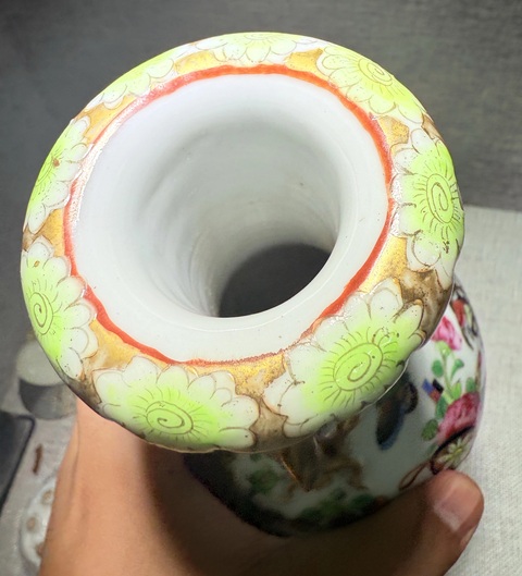 古玩陶瓷豆青釉廣彩瑞獸紋花口瓶真品鑒賞圖