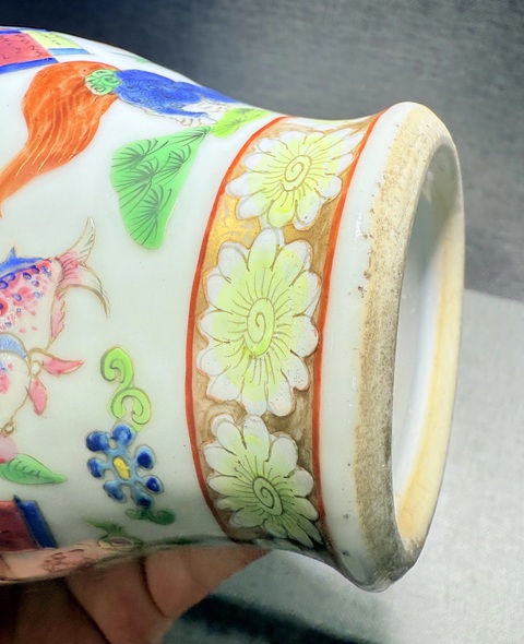 古玩陶瓷豆青釉廣彩瑞獸紋花口瓶真品鑒賞圖