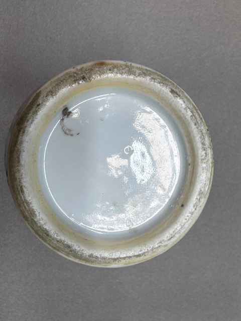 古玩陶瓷豆青釉廣彩瑞獸紋花口瓶真品鑒賞圖