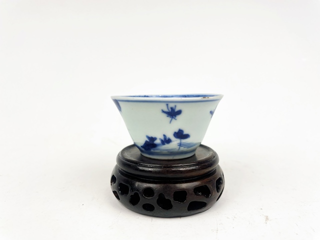 古玩陶瓷清康熙·青花仕女垂釣馬蹄杯拍賣，當前價格354元