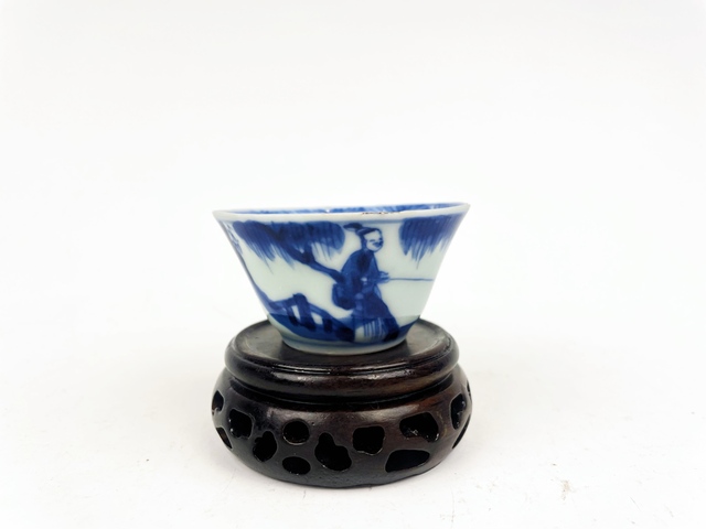 古玩陶瓷清康熙·青花仕女垂釣馬蹄杯拍賣，當前價格354元