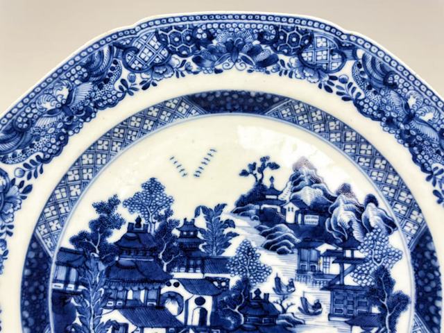 古玩陶瓷清乾隆·漿胎青花山水樓閣人物八方盤拍賣，當前價格128元
