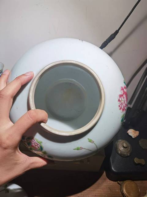 古玩陶瓷花卉紋粉彩蓋罐真品鑒賞圖