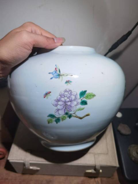 古玩陶瓷花卉紋粉彩蓋罐真品鑒賞圖