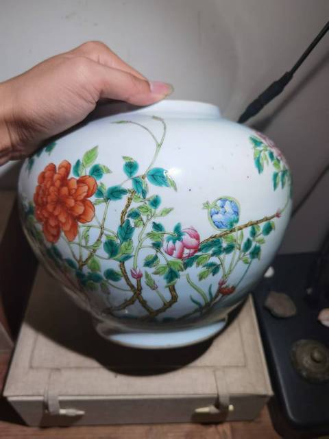 古玩陶瓷花卉紋粉彩蓋罐真品鑒賞圖