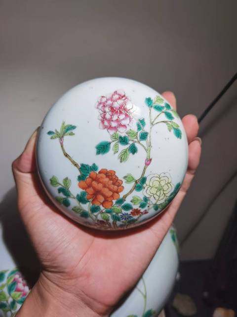 古玩陶瓷花卉紋粉彩蓋罐真品鑒賞圖