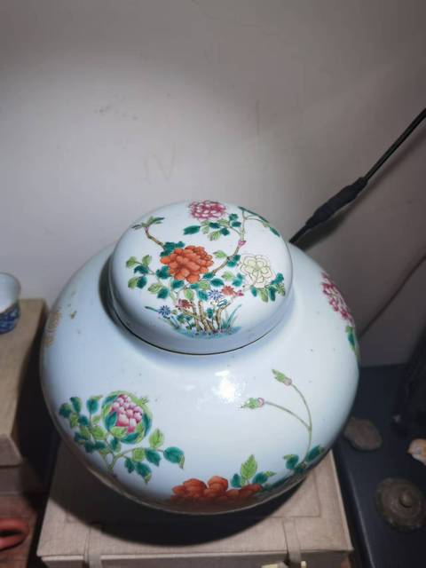 古玩陶瓷花卉紋粉彩蓋罐真品鑒賞圖