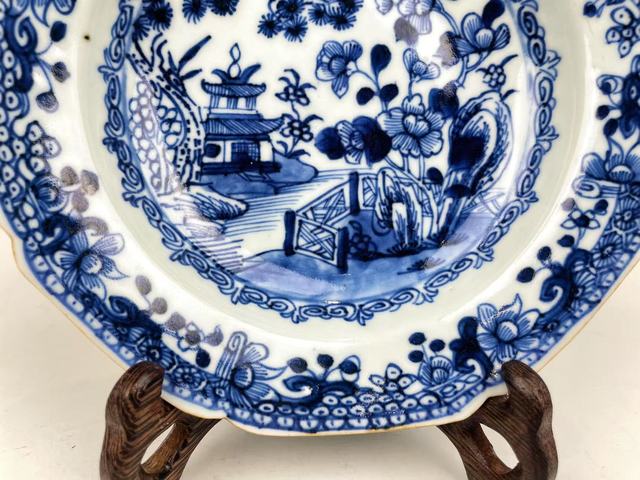 古玩陶瓷清早期·青花山水樓閣八方折沿盤拍賣,當前價格333元