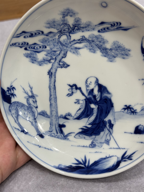 古玩陶瓷青花外竹下靈芝內人物福壽松鹿圖盤真品鑒賞圖