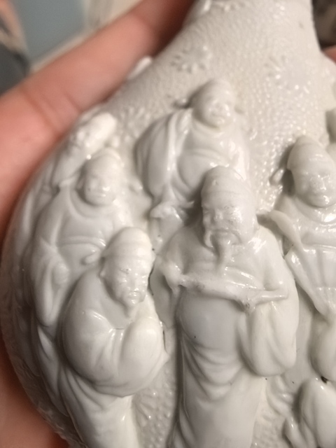 古玩陶瓷珍珠地白釉堆塑人物紋鼻煙壺真品鑒賞圖