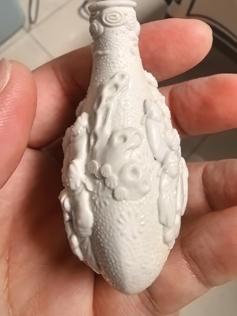 古玩陶瓷珍珠地白釉堆塑人物紋鼻煙壺真品鑒賞圖