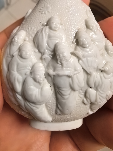 古玩陶瓷珍珠地白釉堆塑人物紋鼻煙壺真品鑒賞圖