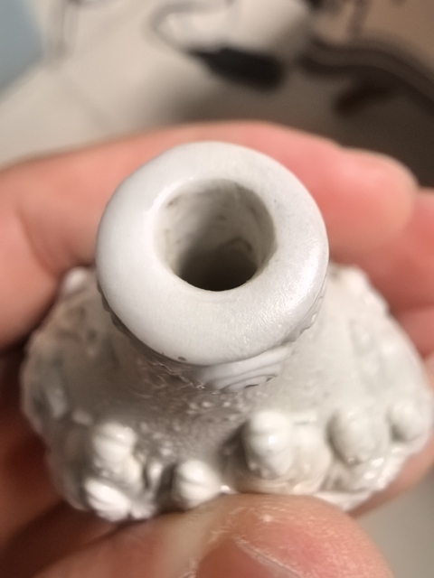 古玩陶瓷珍珠地白釉堆塑人物紋鼻煙壺真品鑒賞圖