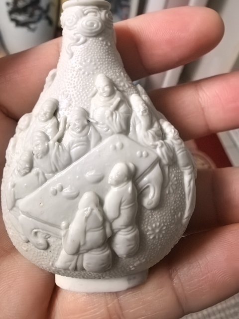古玩陶瓷珍珠地白釉堆塑人物紋鼻煙壺真品鑒賞圖